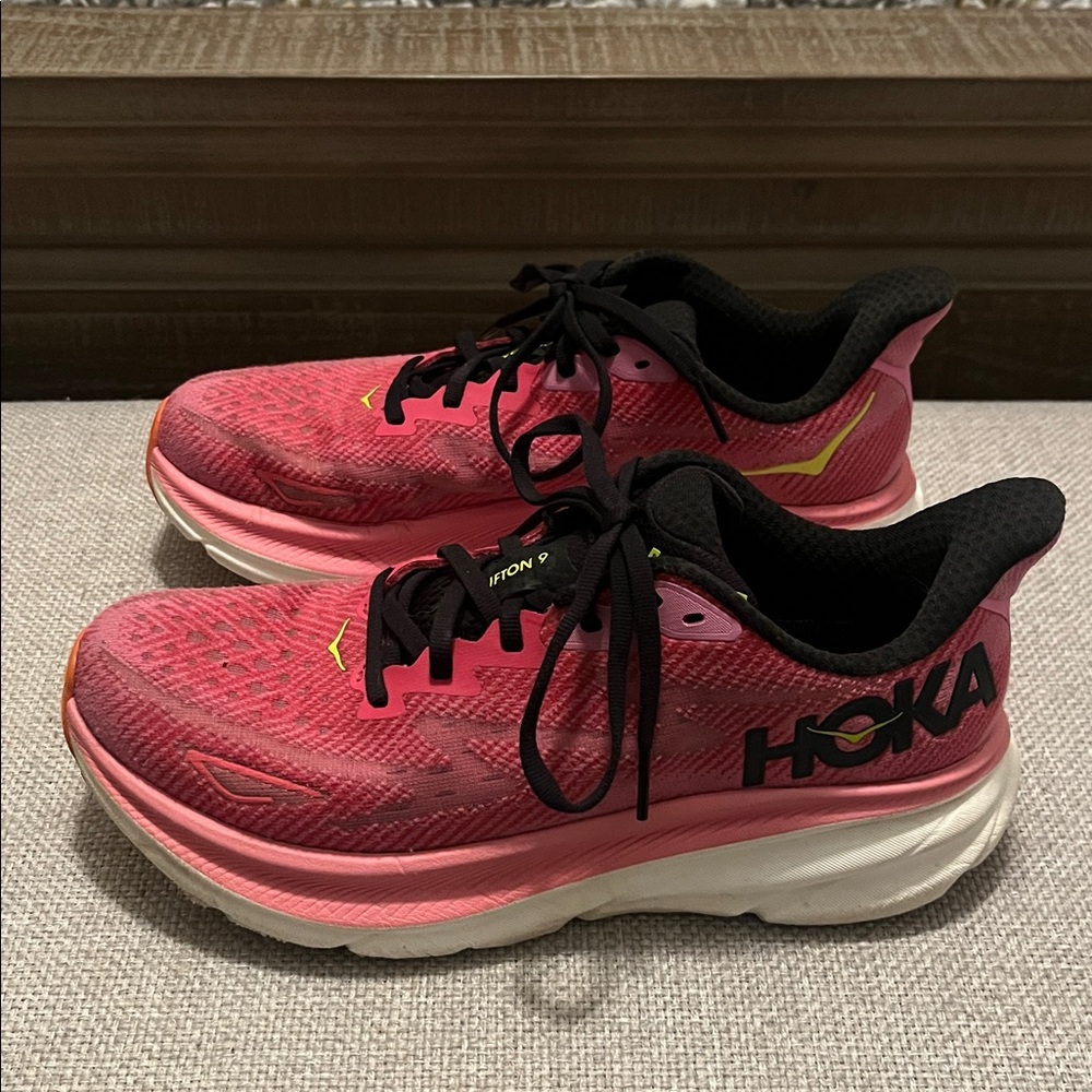 Hoka Clifton 9 fuchsia color sneakers, size 8. - Picture 3 of 10